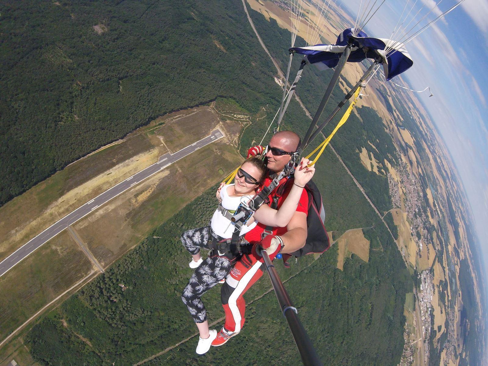 Puis-je faire un saut en parachute si j'ai le vertige ?