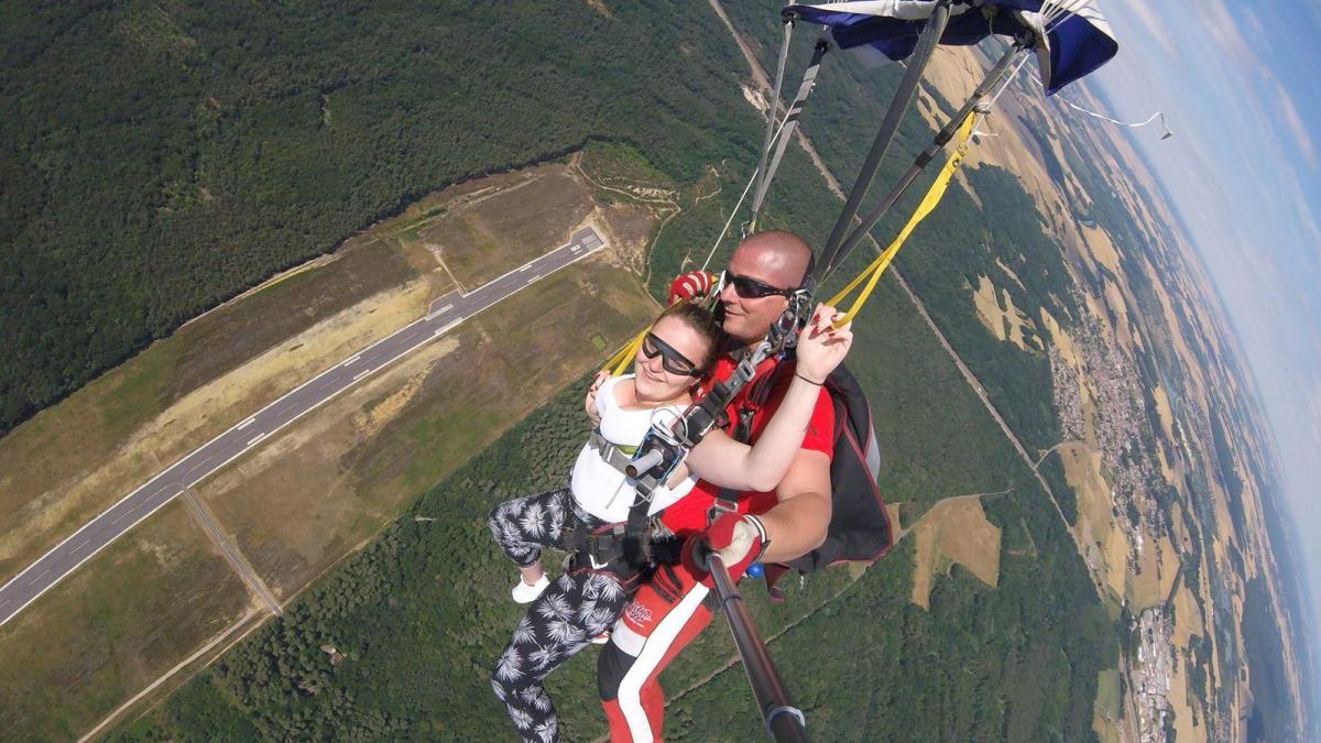Puis-je faire un saut en parachute si j'ai le vertige ?